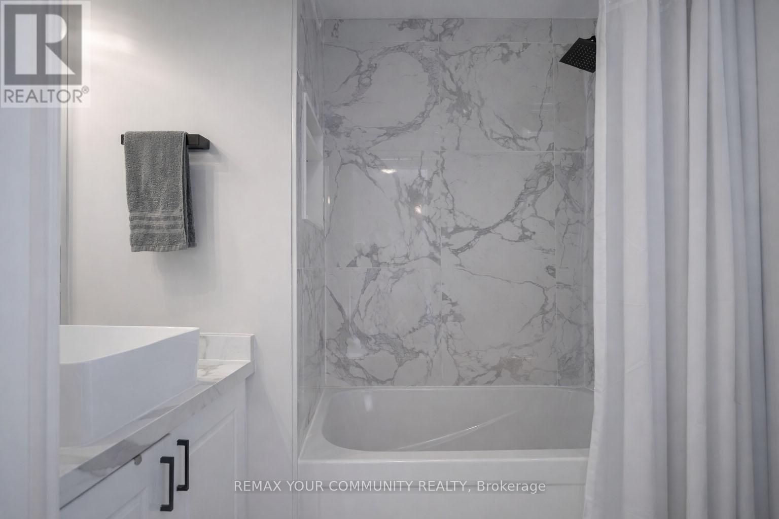 92 Sandringham Drive, Barrie, ON - Indoor Photo Showing Bathroom