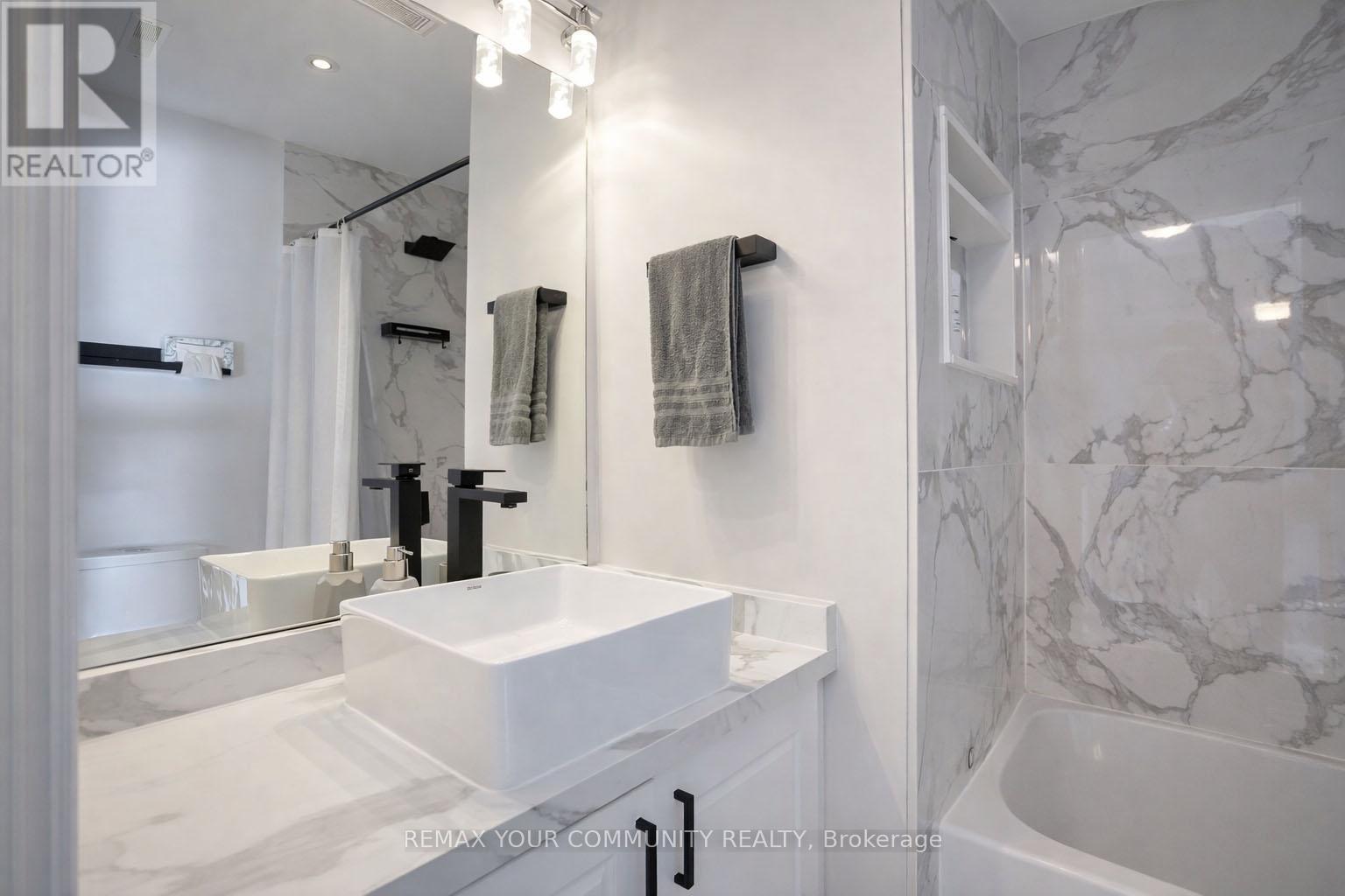 92 Sandringham Drive, Barrie, ON - Indoor Photo Showing Bathroom