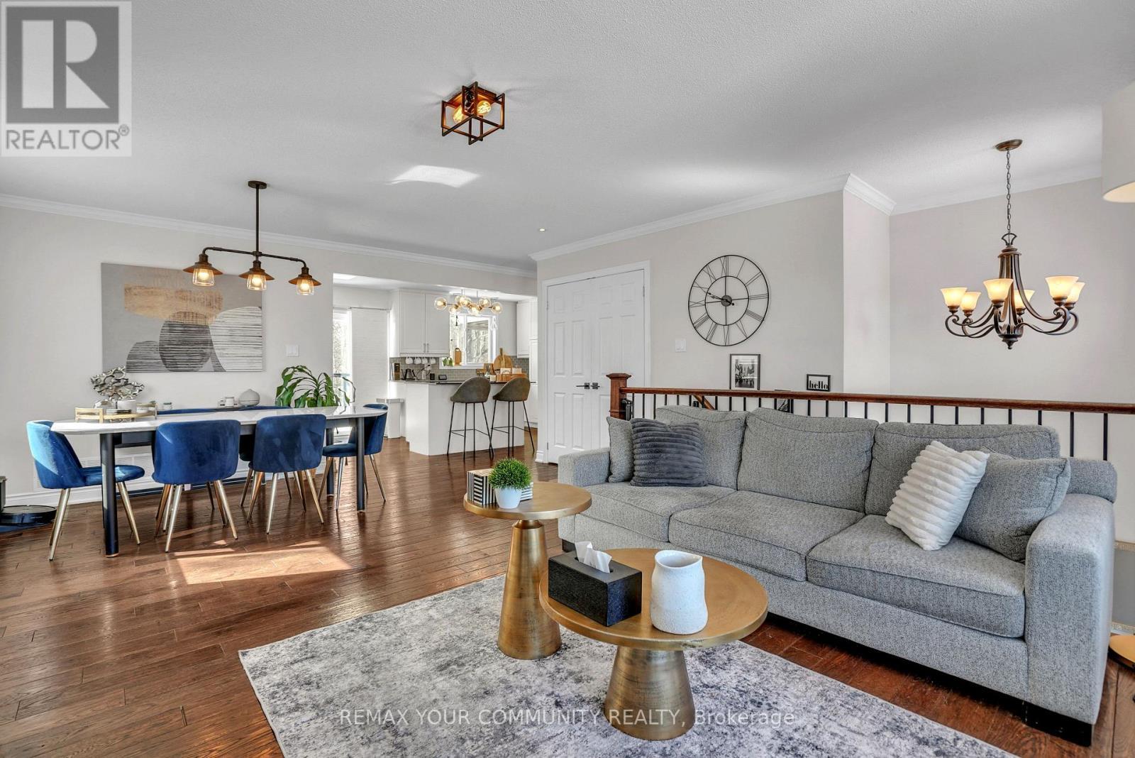 92 Sandringham Drive, Barrie, ON - Indoor Photo Showing Living Room