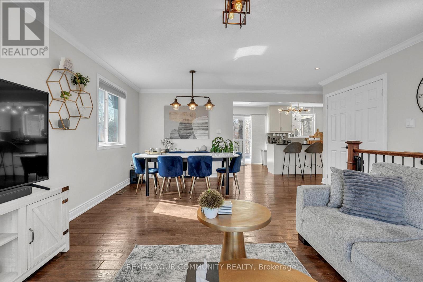 92 Sandringham Drive, Barrie, ON - Indoor Photo Showing Living Room