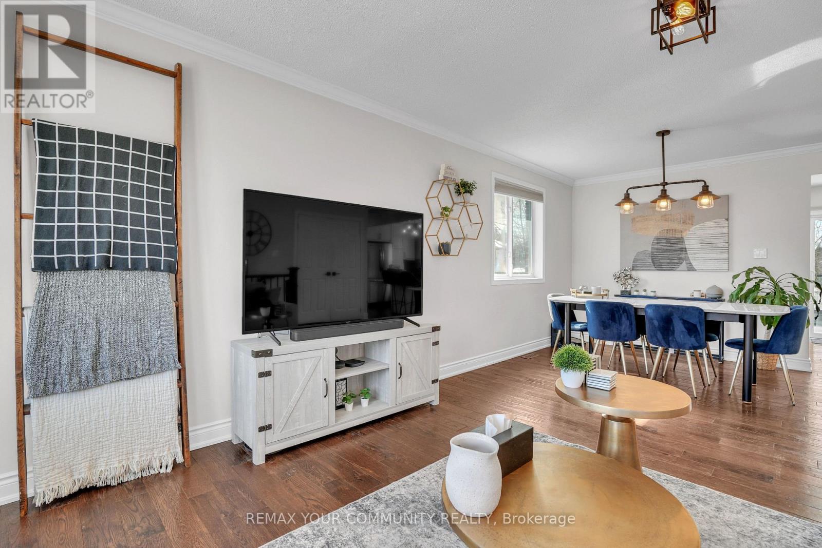 92 Sandringham Drive, Barrie, ON - Indoor Photo Showing Living Room