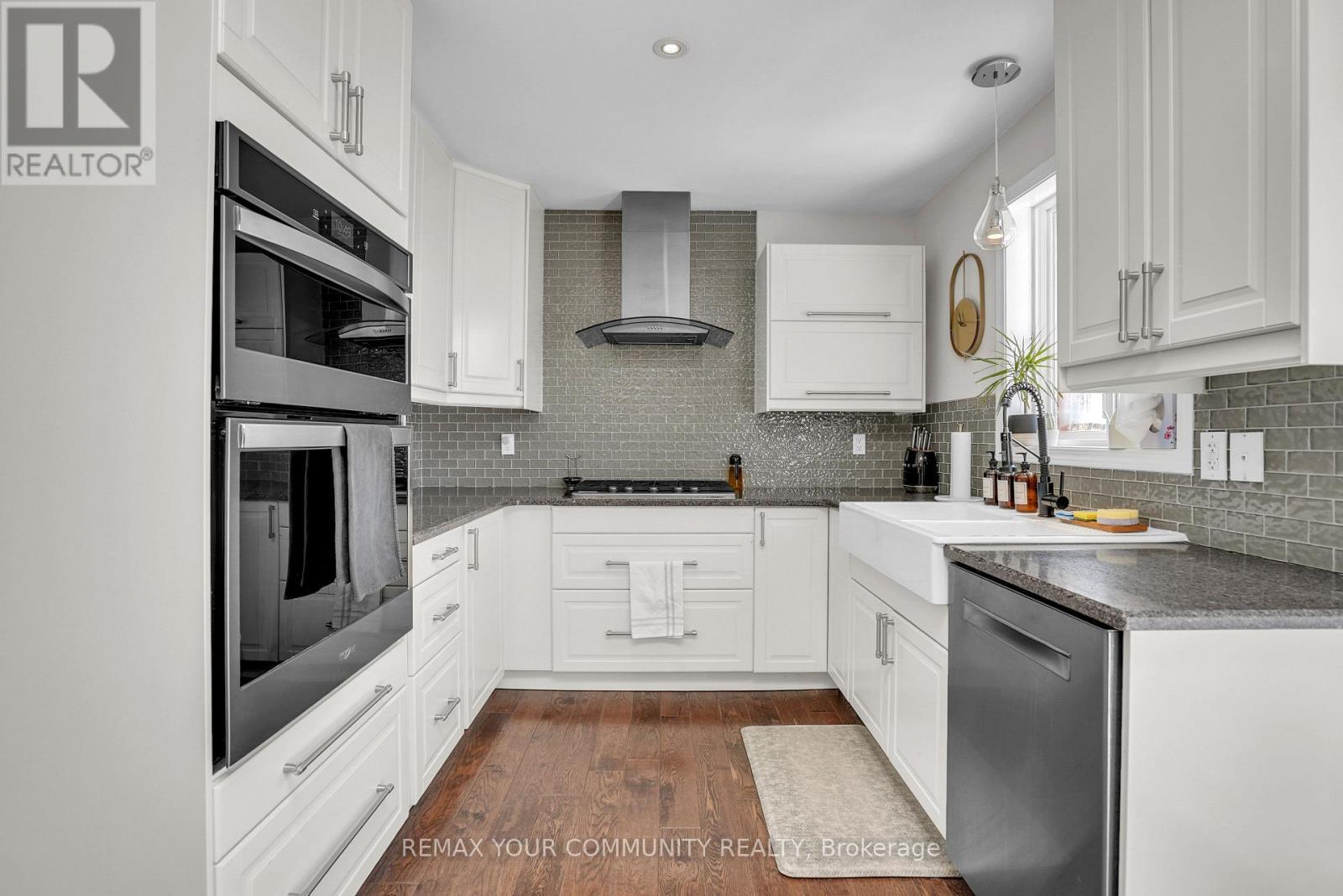 92 Sandringham Drive, Barrie, ON - Indoor Photo Showing Kitchen With Upgraded Kitchen