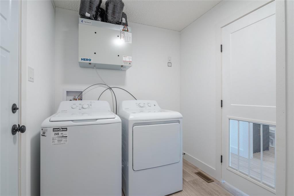 130 Prairie Oak Drive, Mitchell, MB - Indoor Photo Showing Laundry Room