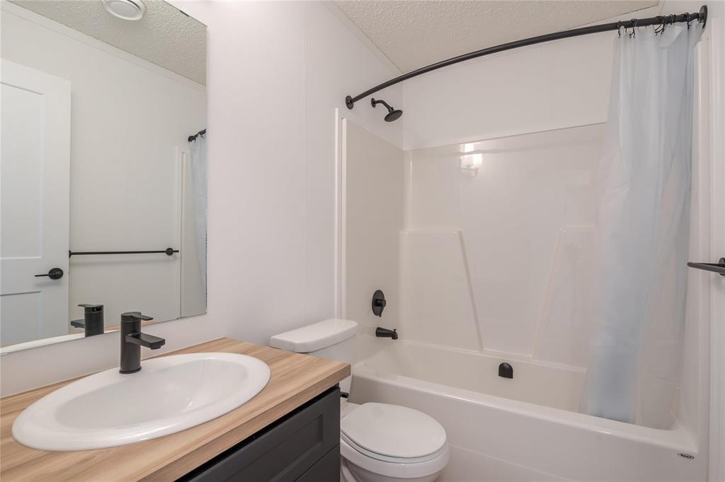 130 Prairie Oak Drive, Mitchell, MB - Indoor Photo Showing Bathroom