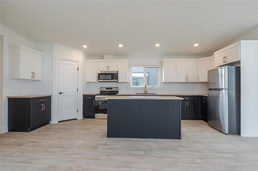 130 Prairie Oak Drive, Mitchell, MB - Indoor Photo Showing Kitchen With Stainless Steel Kitchen