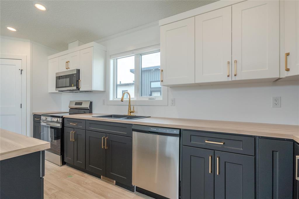 130 Prairie Oak Drive, Mitchell, MB - Indoor Photo Showing Kitchen