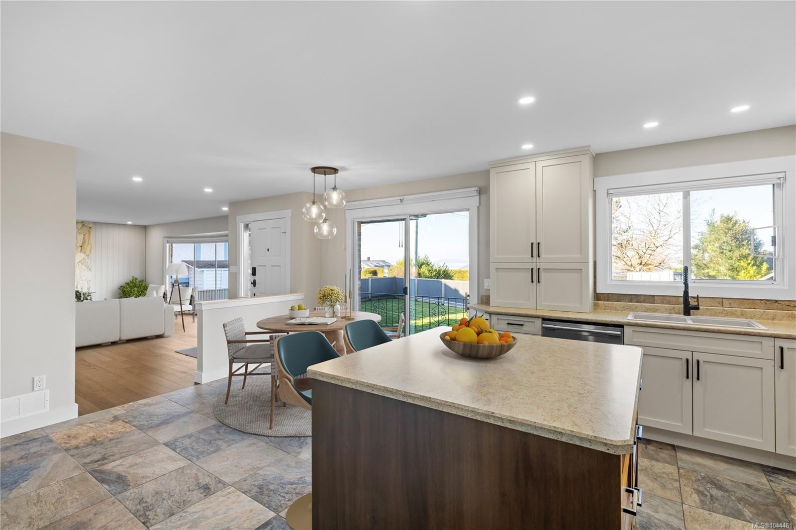 245 Elizabeth Ave, Qualicum Beach, BC