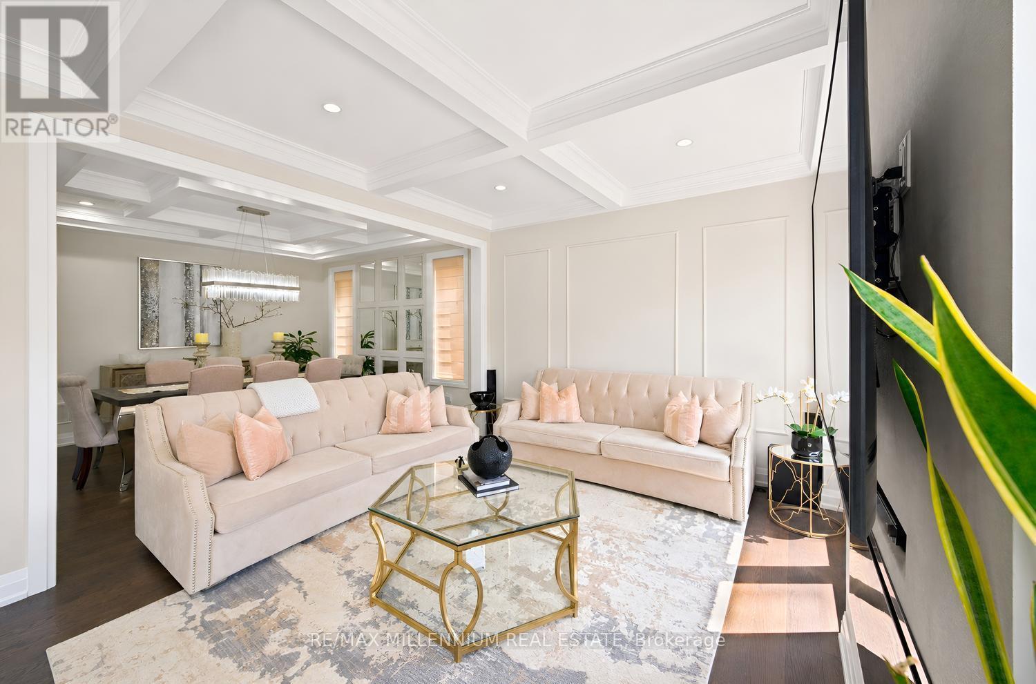 18 Boone Crescent, Vaughan, ON - Indoor Photo Showing Living Room