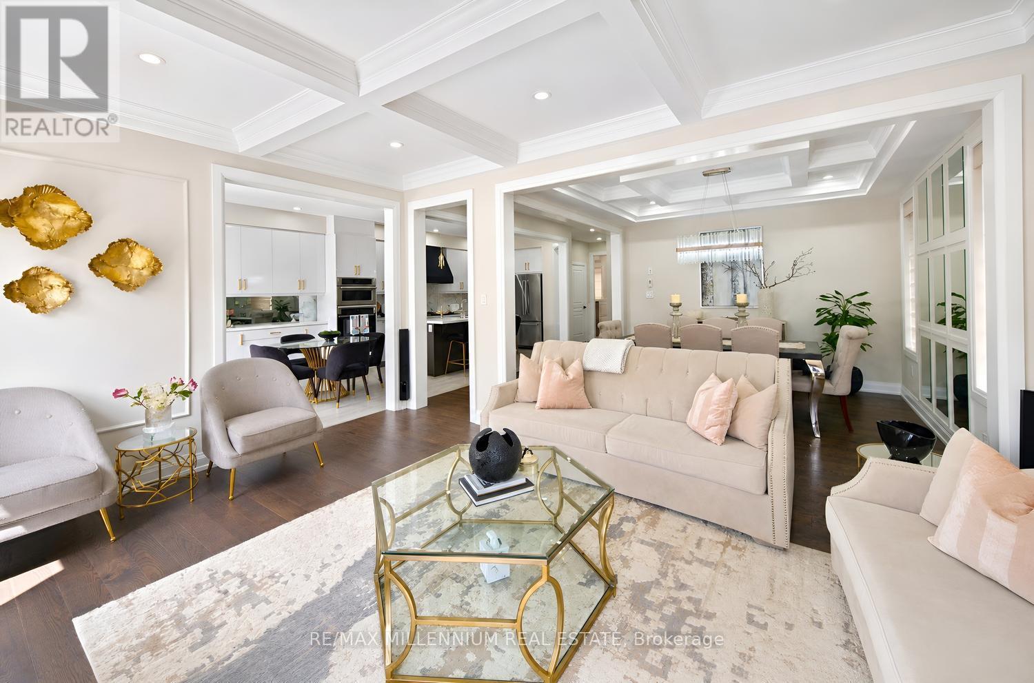 18 Boone Crescent, Vaughan, ON - Indoor Photo Showing Living Room