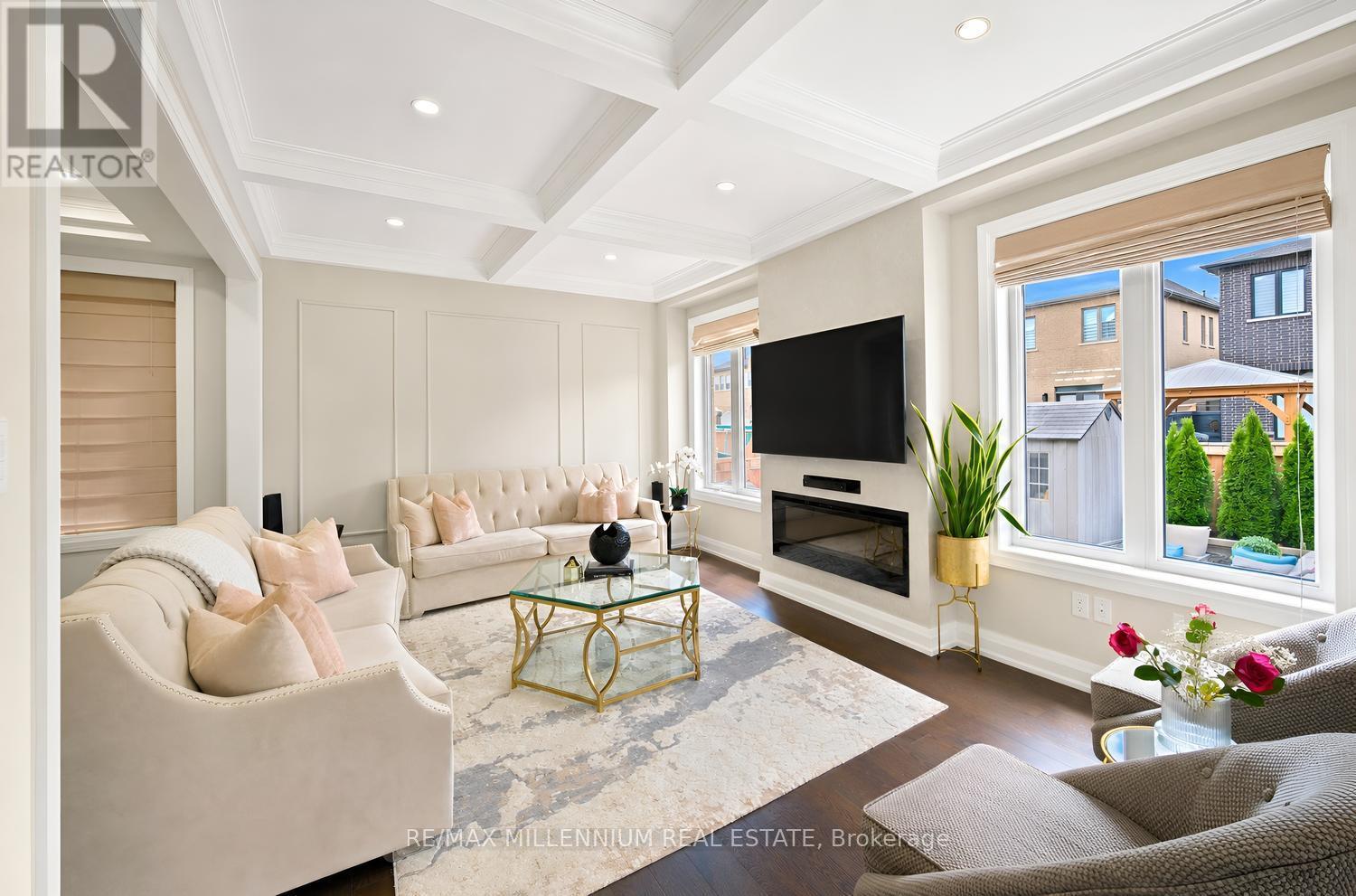 18 Boone Crescent, Vaughan, ON - Indoor Photo Showing Living Room