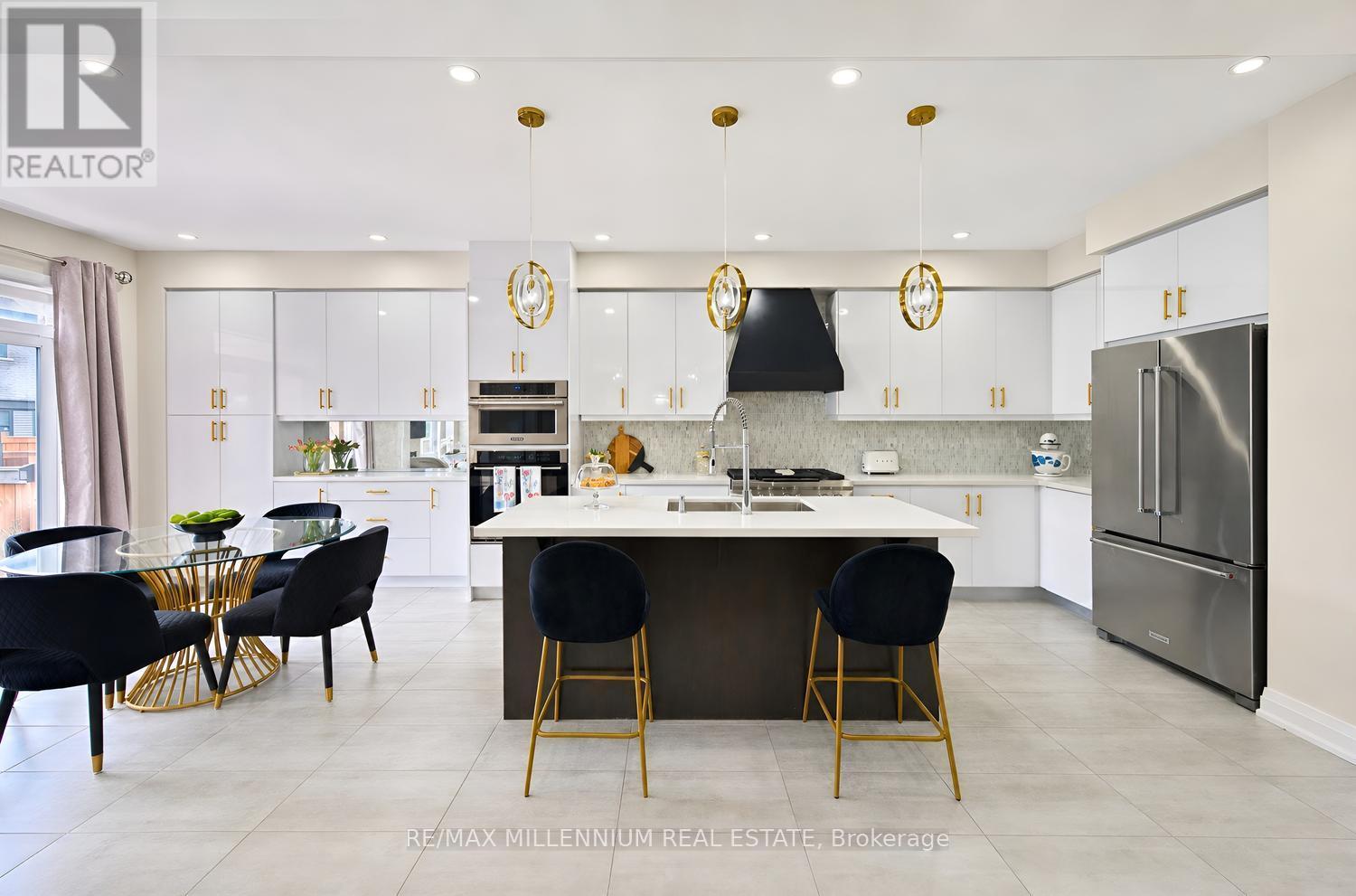 18 Boone Crescent, Vaughan, ON - Indoor Photo Showing Kitchen With Upgraded Kitchen