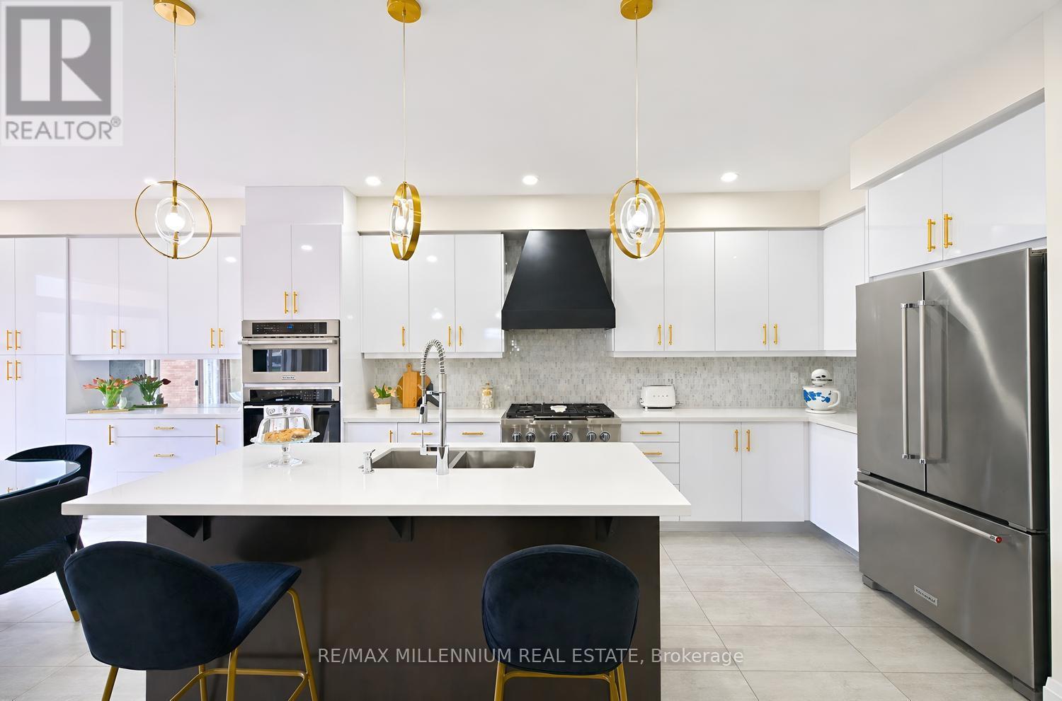 18 Boone Crescent, Vaughan, ON - Indoor Photo Showing Kitchen With Upgraded Kitchen