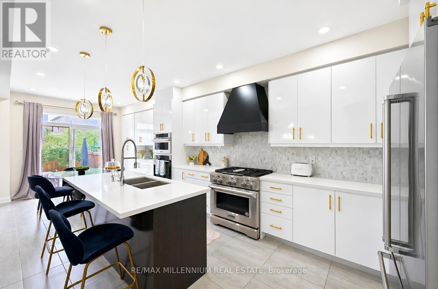 18 Boone Crescent, Vaughan, ON - Indoor Photo Showing Kitchen With Double Sink With Upgraded Kitchen