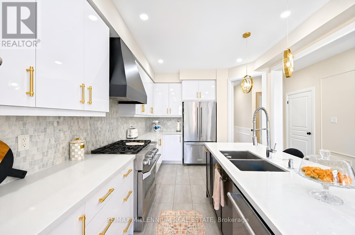 18 Boone Crescent, Vaughan, ON - Indoor Photo Showing Kitchen With Double Sink With Upgraded Kitchen