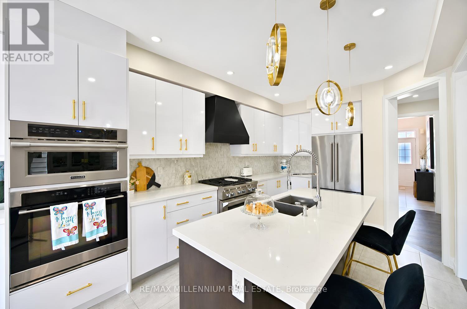 18 Boone Crescent, Vaughan, ON - Indoor Photo Showing Kitchen With Double Sink With Upgraded Kitchen