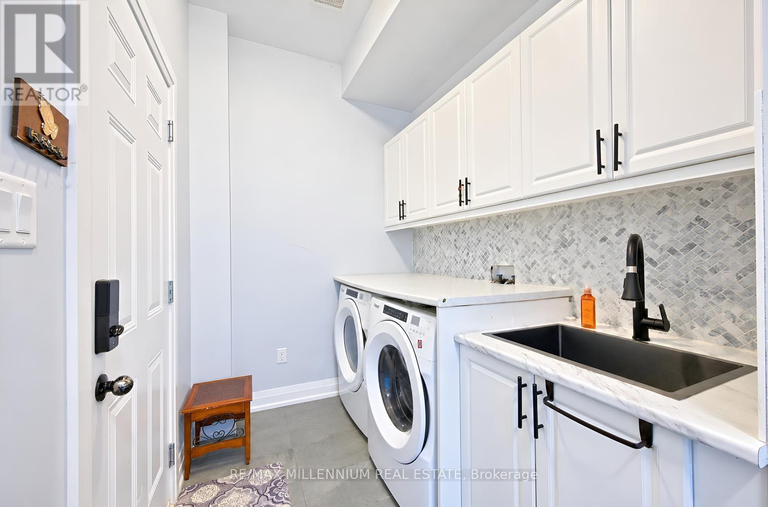 18 Boone Crescent, Vaughan, ON - Indoor Photo Showing Laundry Room
