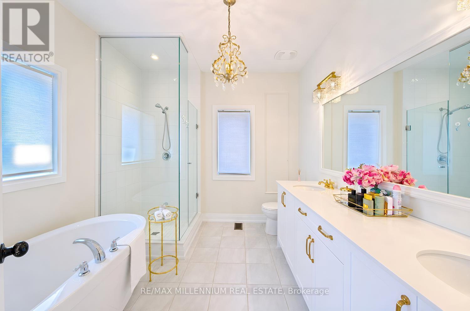 18 Boone Crescent, Vaughan, ON - Indoor Photo Showing Bathroom