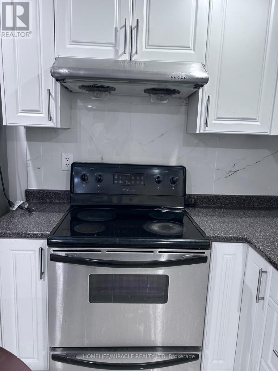 21 Donlamont Circle, Brampton, ON - Indoor Photo Showing Kitchen