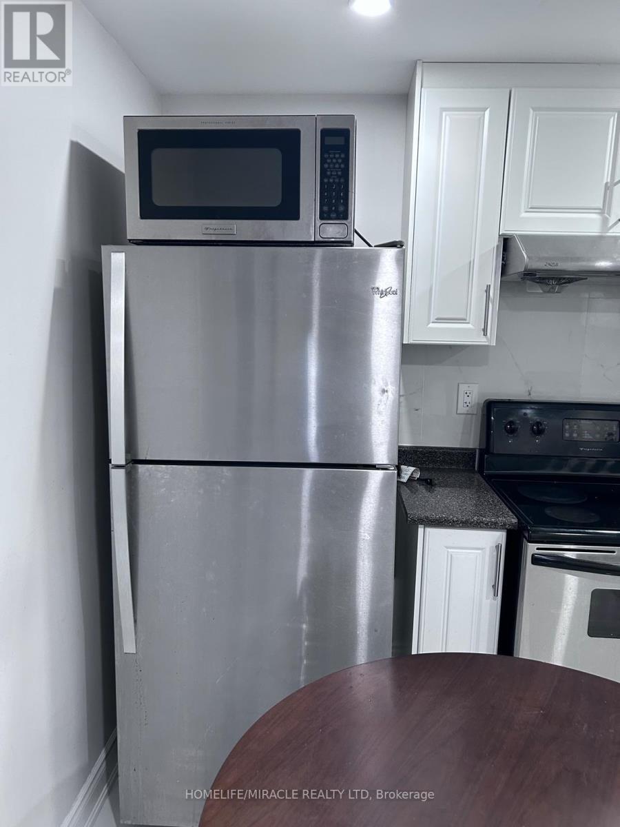 21 Donlamont Circle, Brampton, ON - Indoor Photo Showing Kitchen