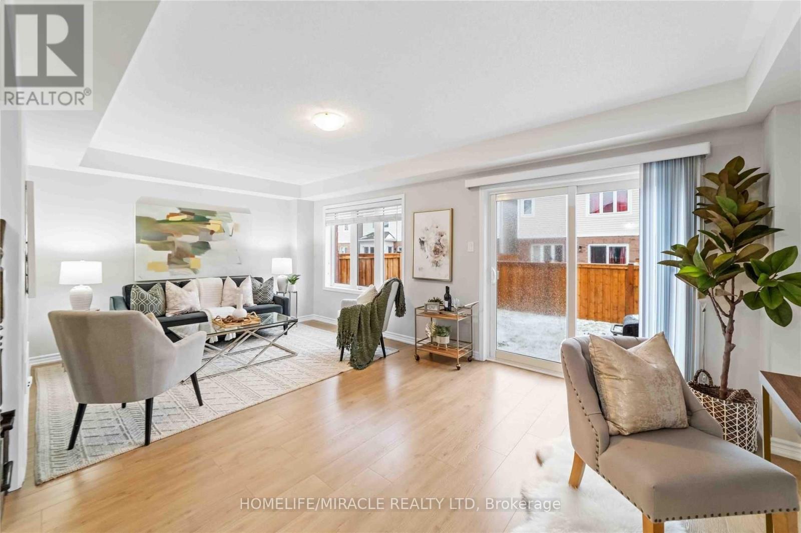 21 Donlamont Circle, Brampton, ON - Indoor Photo Showing Living Room