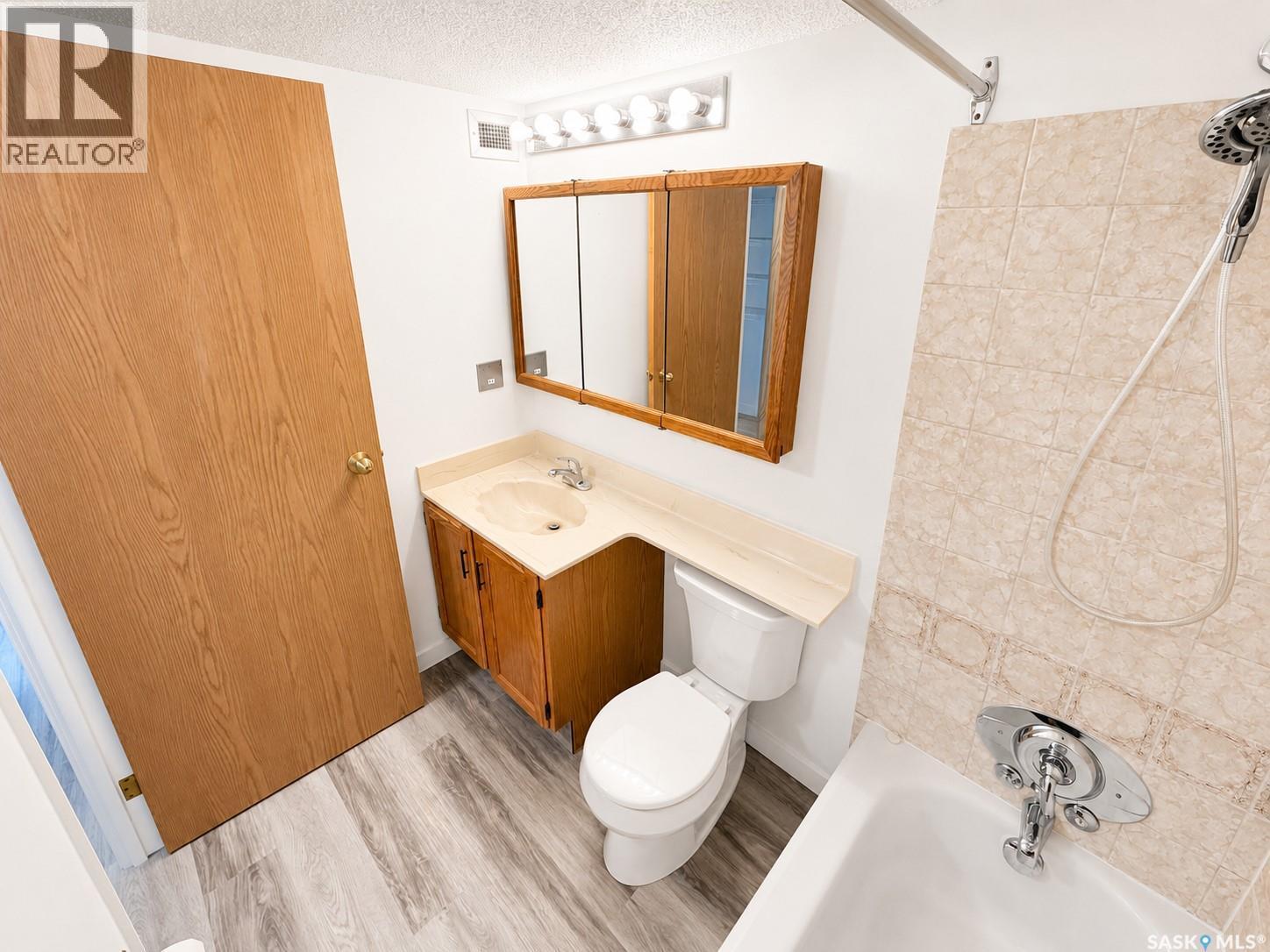 1401 430 5Th Avenue N, Saskatoon, SK - Indoor Photo Showing Bathroom