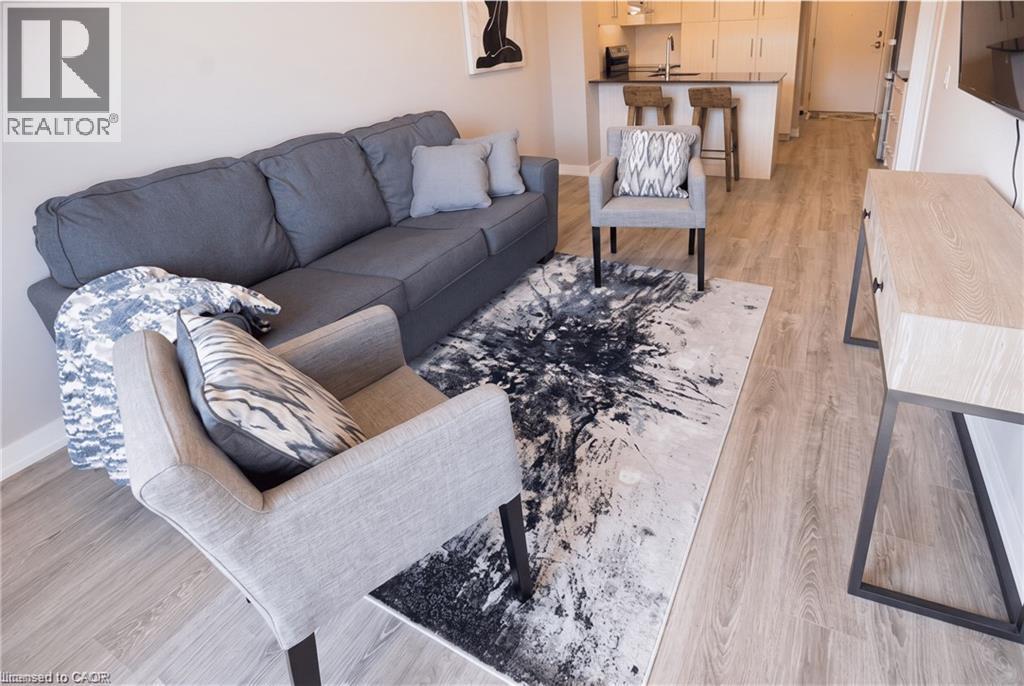 40 Esplanade Lane Unit# 402, Grimsby, ON - Indoor Photo Showing Living Room