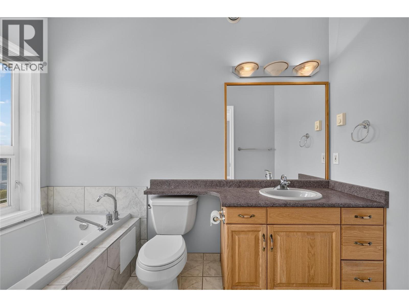 Primary en suite. - 7083 Jasper Drive, Vernon, BC - Indoor Photo Showing Bathroom