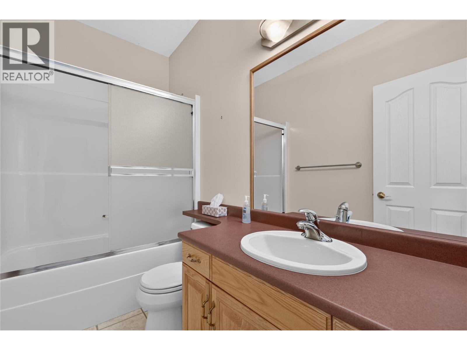 Full bathroom on main floor. - 7083 Jasper Drive, Vernon, BC - Indoor Photo Showing Bathroom