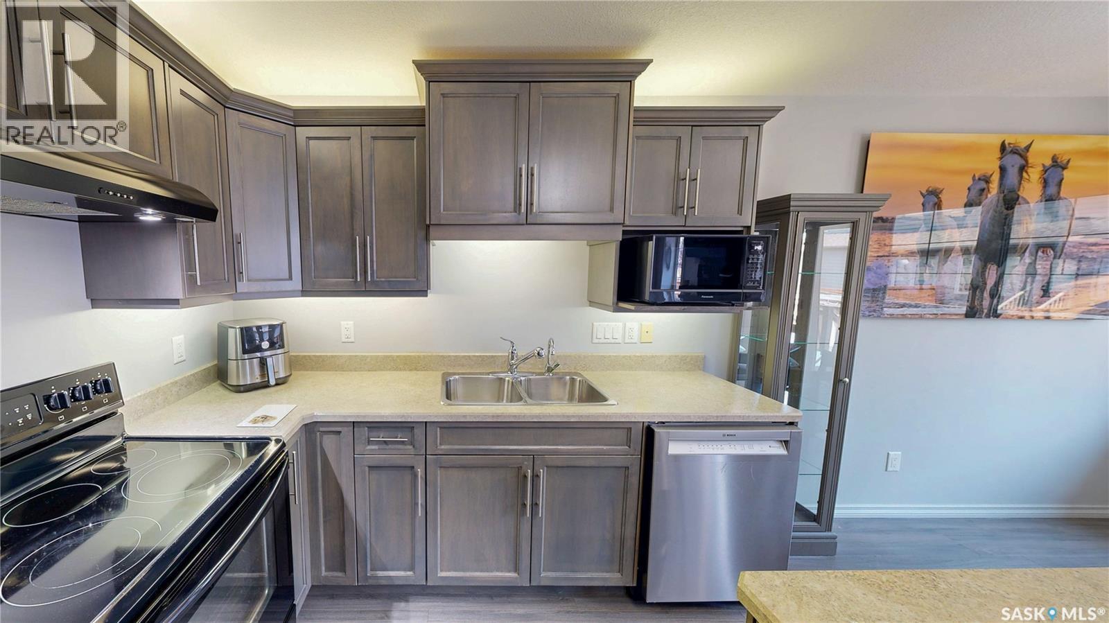 134 4100 Sandhill Crescent, Regina, SK - Indoor Photo Showing Kitchen With Double Sink