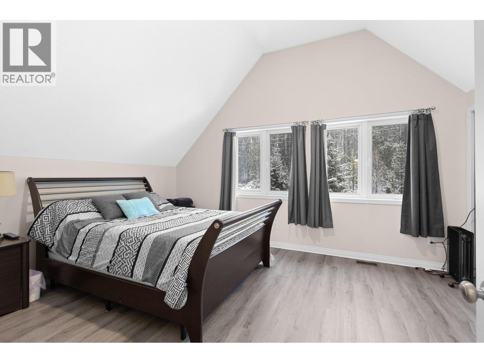 9315 Paradise Road, Kelowna, BC - Indoor Photo Showing Bedroom