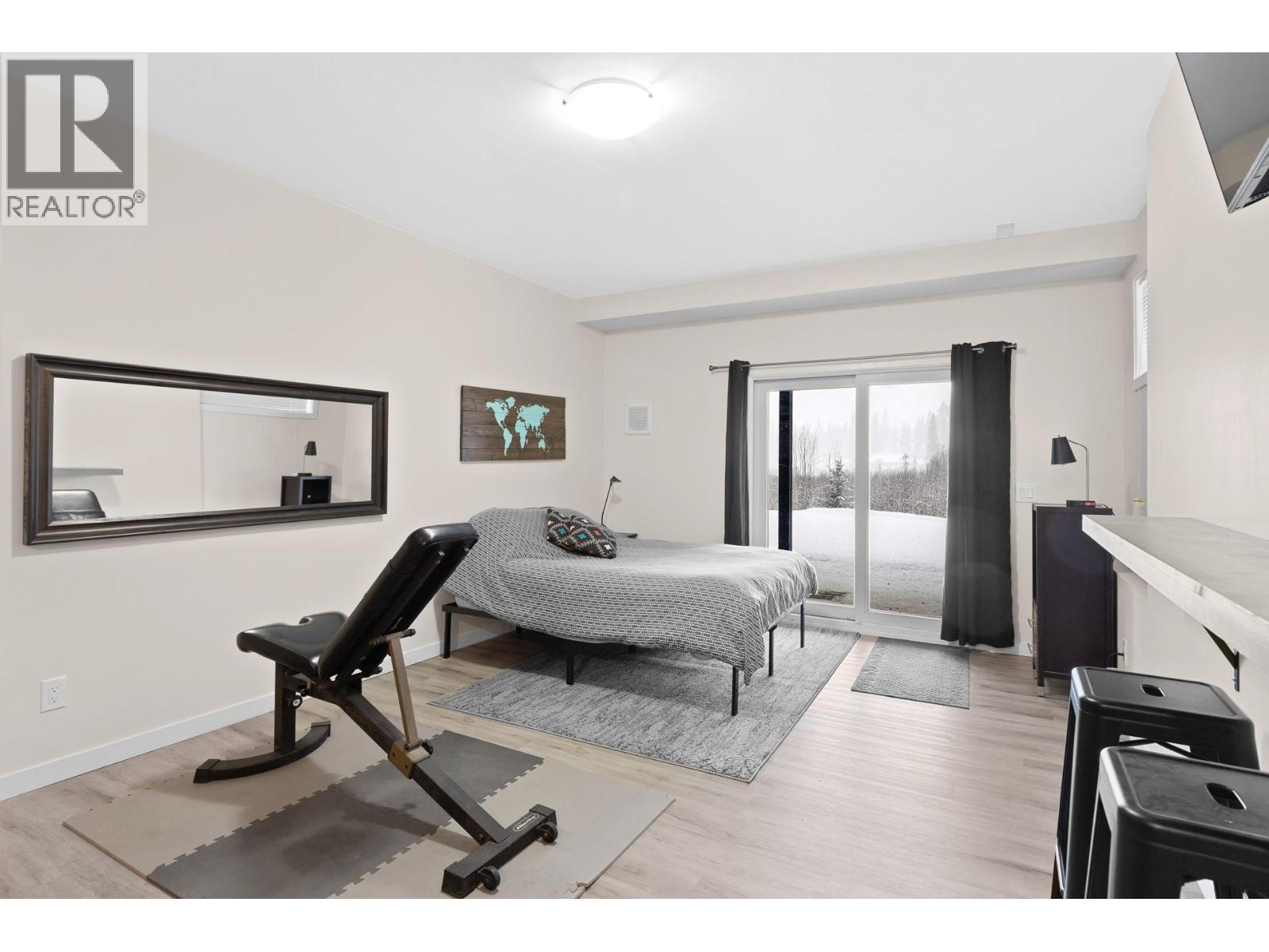 9315 Paradise Road, Kelowna, BC - Indoor Photo Showing Bedroom