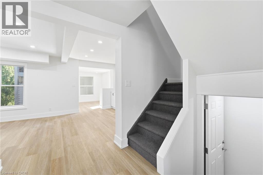 968 Main Street E, Hamilton, ON - Indoor Photo Showing Other Room