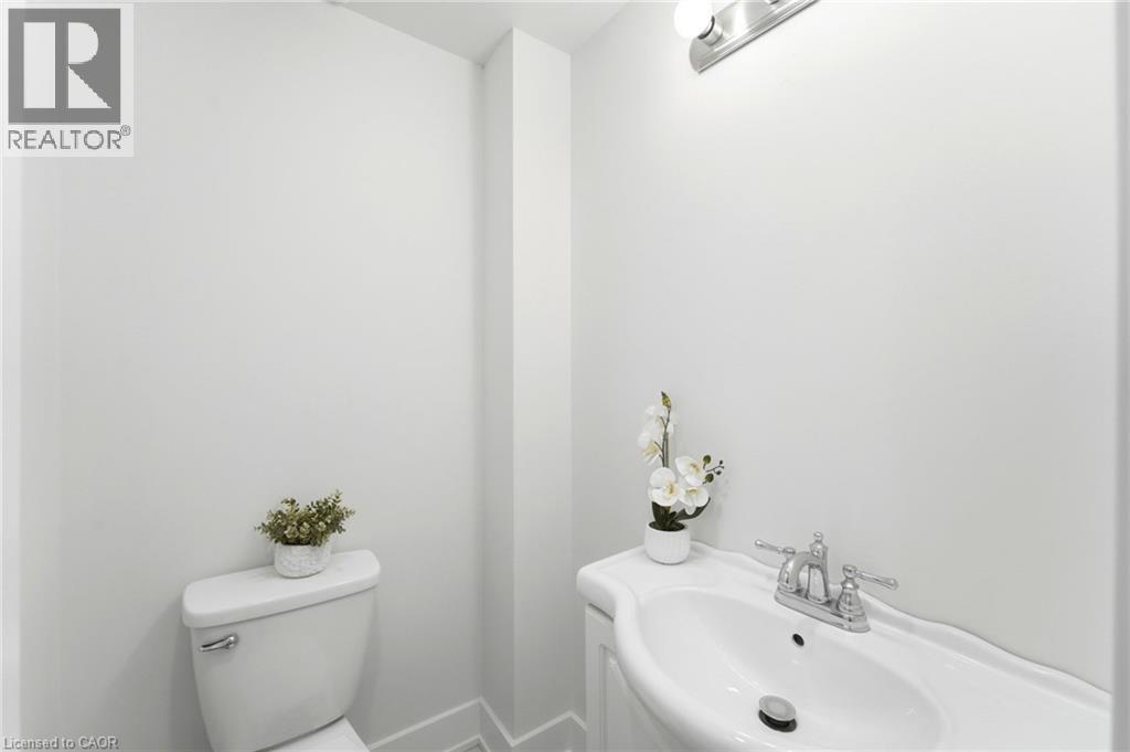 968 Main Street E, Hamilton, ON - Indoor Photo Showing Bathroom