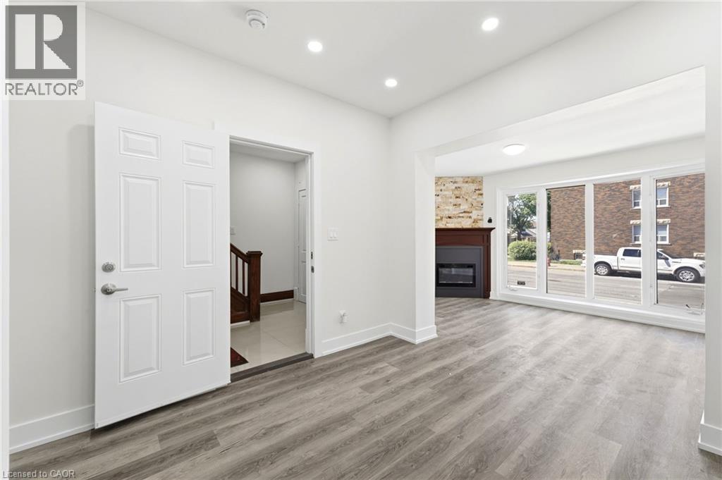 968 Main Street E, Hamilton, ON - Indoor Photo Showing Other Room