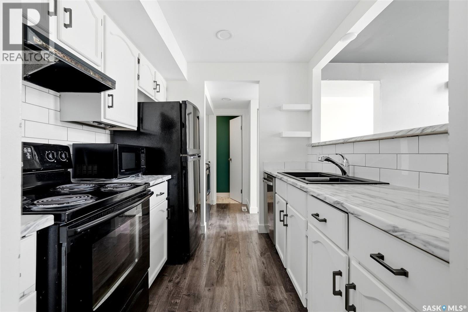 5136 10Th Avenue, Regina, SK - Indoor Photo Showing Kitchen With Double Sink
