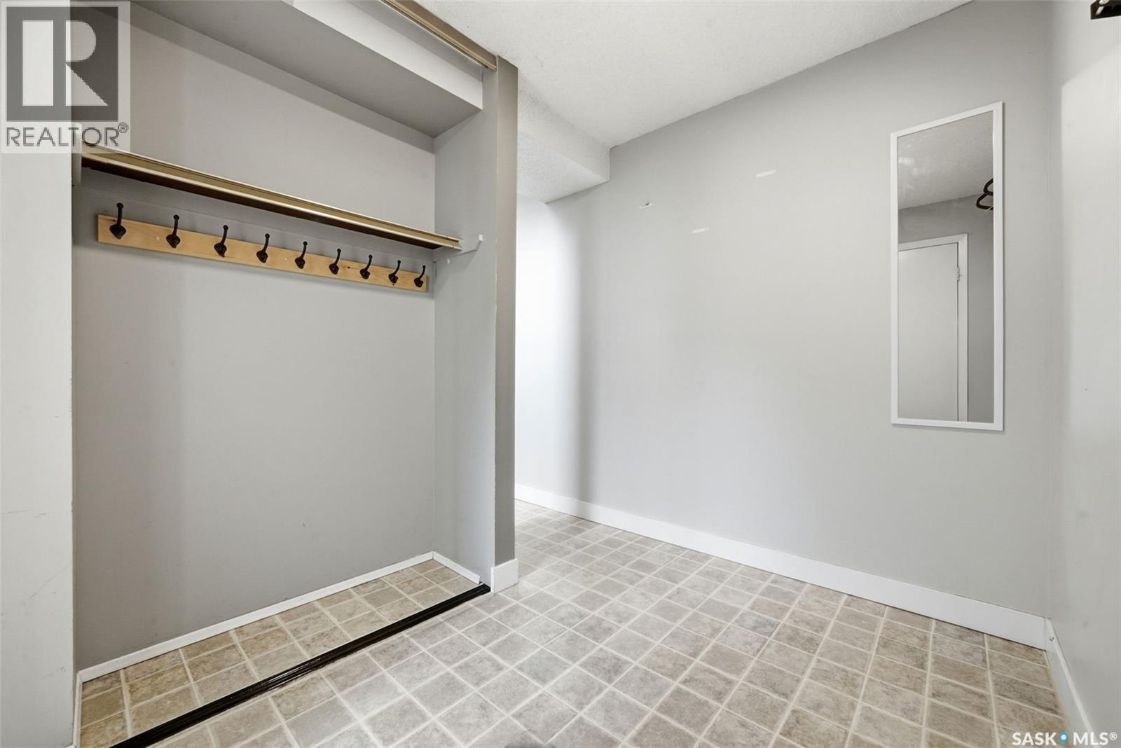 5136 10Th Avenue, Regina, SK - Indoor Photo Showing Other Room