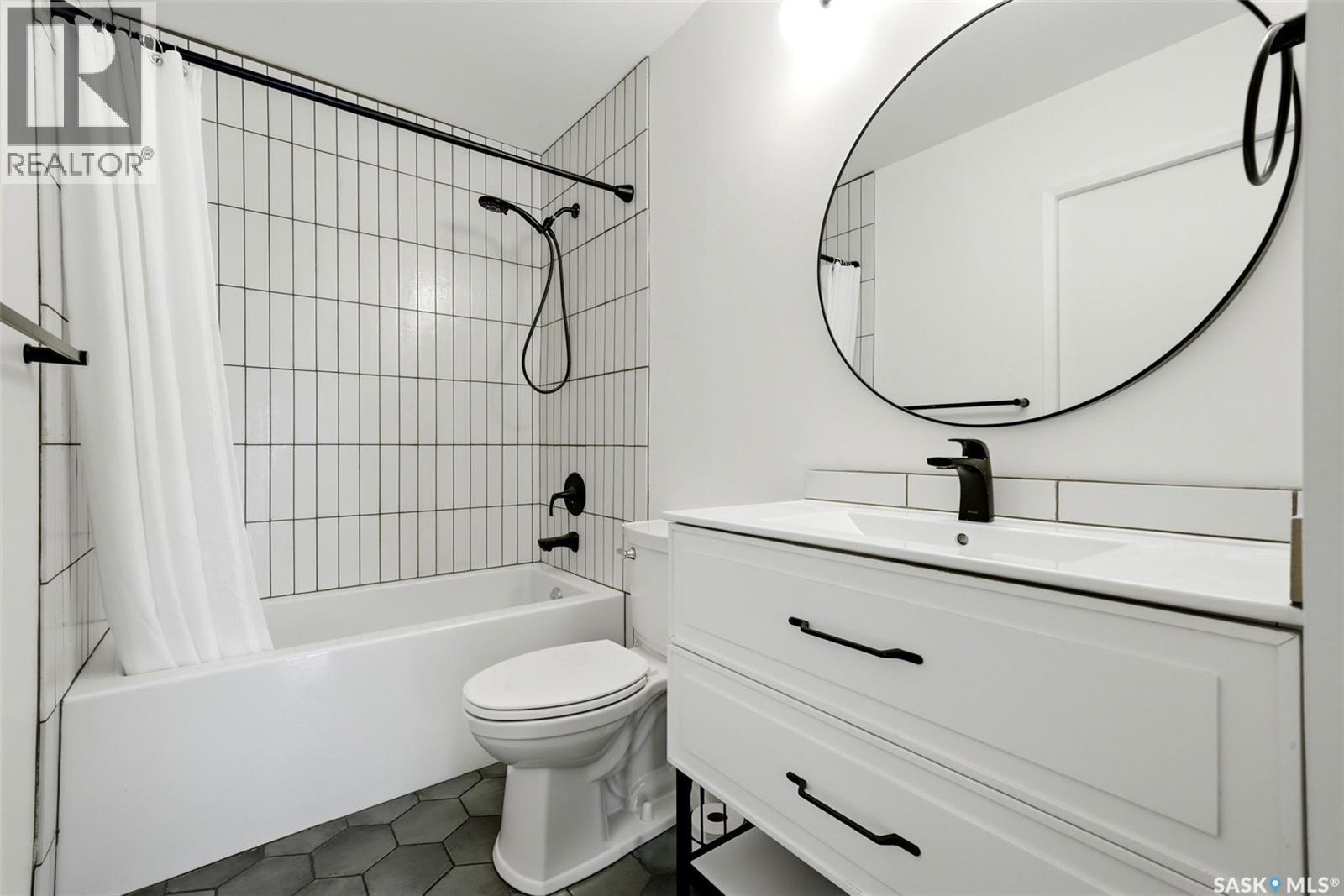 5136 10Th Avenue, Regina, SK - Indoor Photo Showing Bathroom