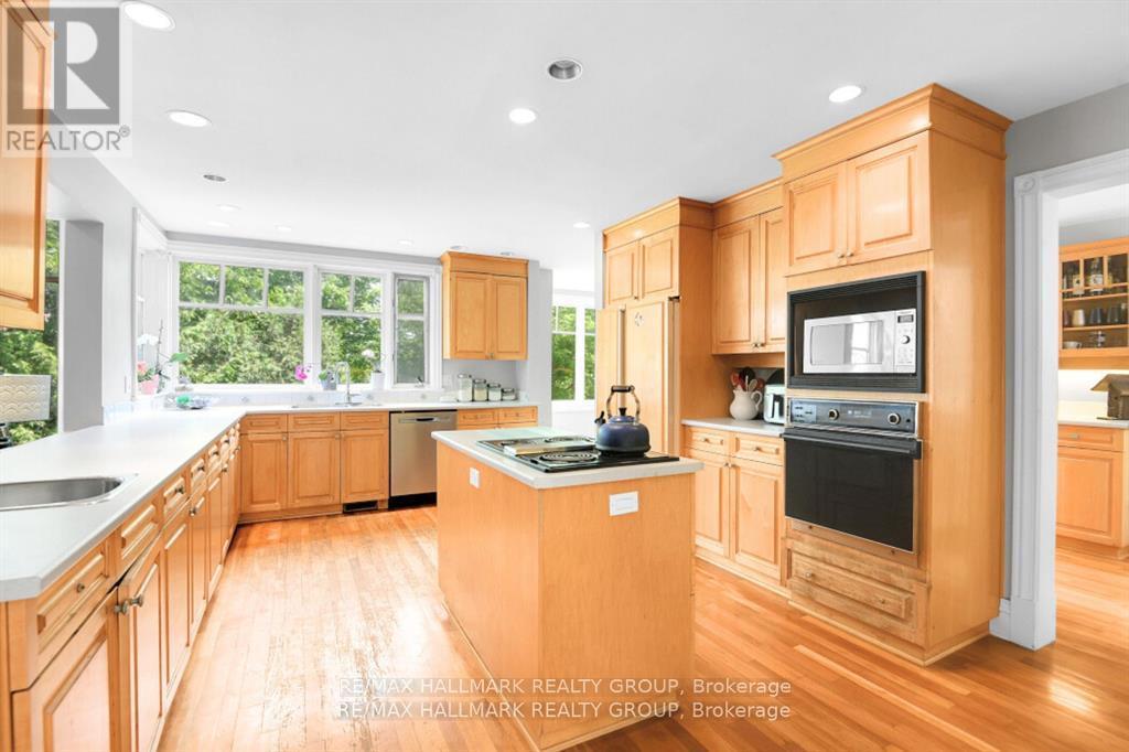 23 Davidson Drive, Ottawa, ON - Indoor Photo Showing Kitchen