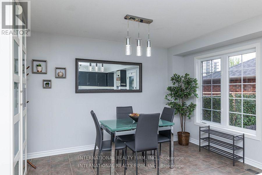 1855 Appleby Line, Burlington, ON - Indoor Photo Showing Dining Room