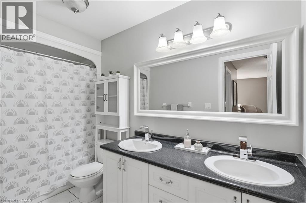Main 2nd Floor Bathroom - 5 Manor Crescent, Grimsby, ON - Indoor Photo Showing Bathroom