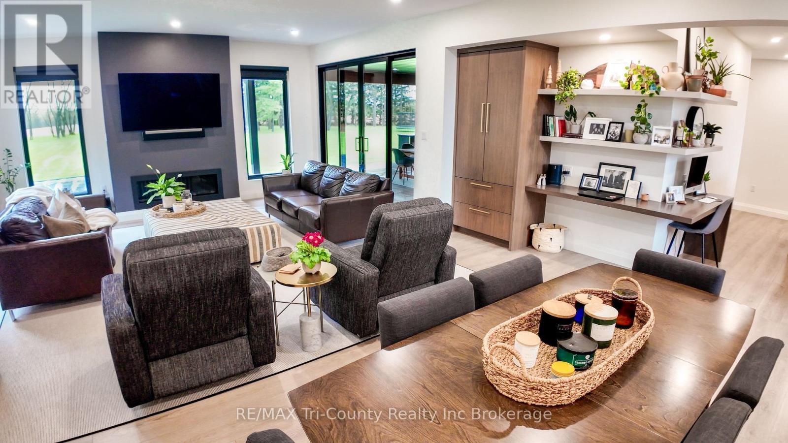 8987 Powers Road, Central Elgin, ON - Indoor Photo Showing Living Room