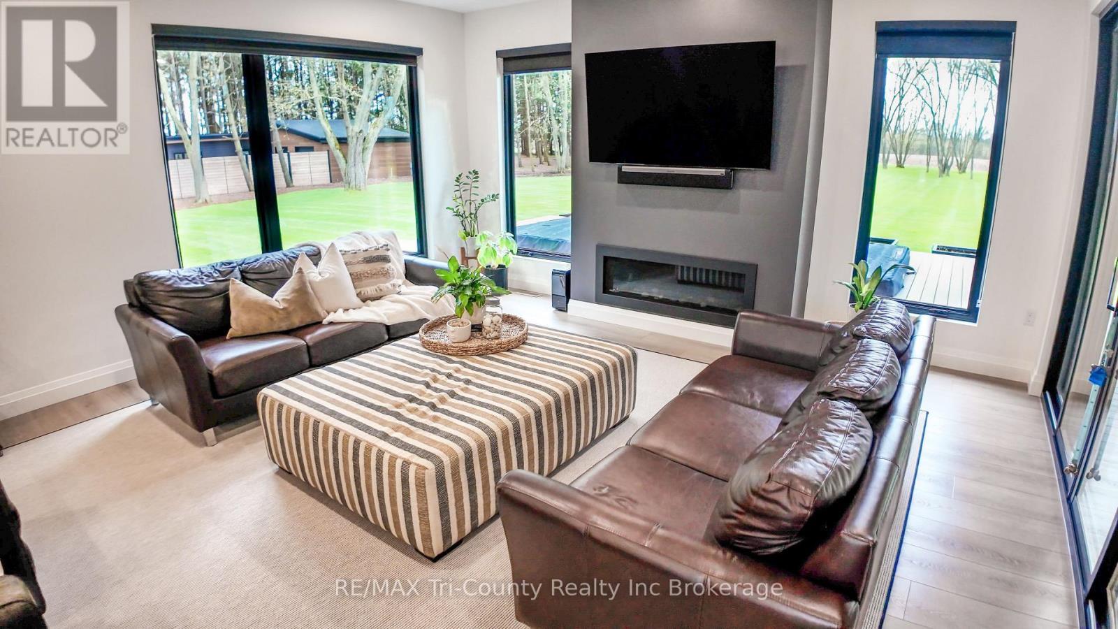 8987 Powers Road, Central Elgin, ON - Indoor Photo Showing Living Room With Fireplace
