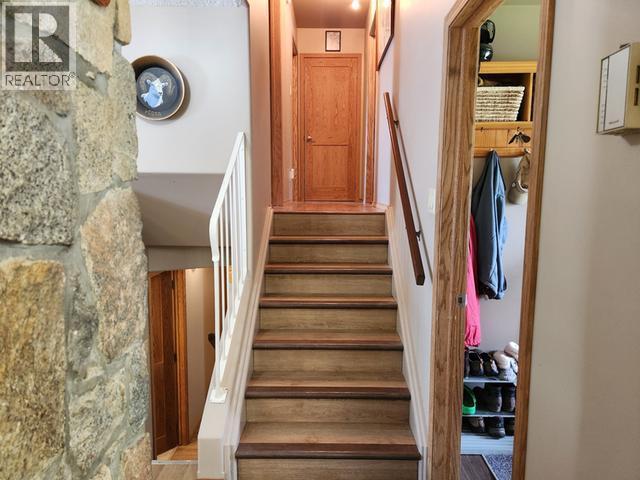 242 Dawson Drive, Faro, YT - Indoor Photo Showing Other Room