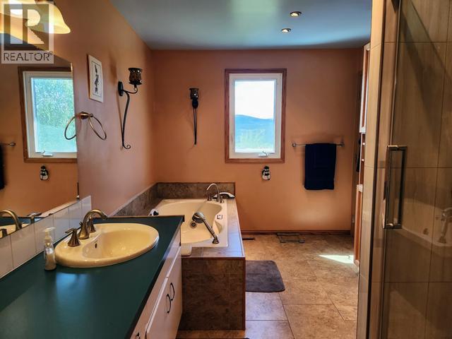 242 Dawson Drive, Faro, YT - Indoor Photo Showing Bathroom