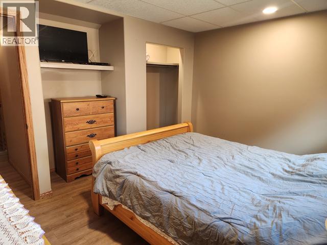 242 Dawson Drive, Faro, YT - Indoor Photo Showing Bedroom