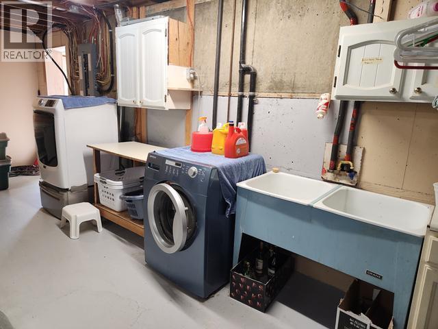 242 Dawson Drive, Faro, YT - Indoor Photo Showing Laundry Room