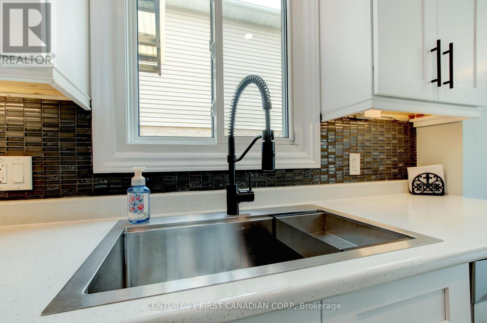 79 Newbridge Crescent, Brampton (Westgate), ON - Indoor Photo Showing Kitchen With Double Sink