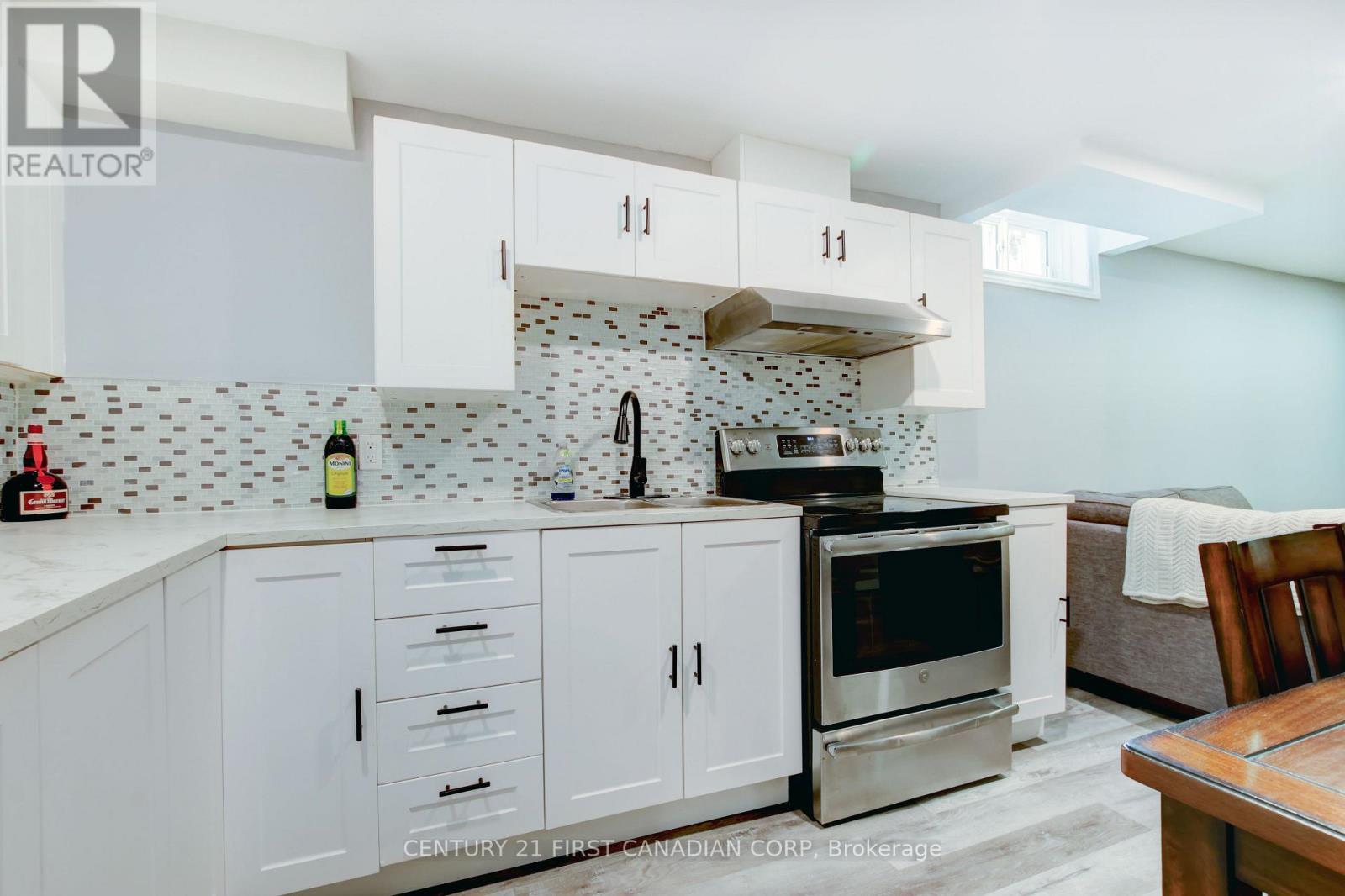 79 Newbridge Crescent, Brampton (Westgate), ON - Indoor Photo Showing Kitchen With Upgraded Kitchen