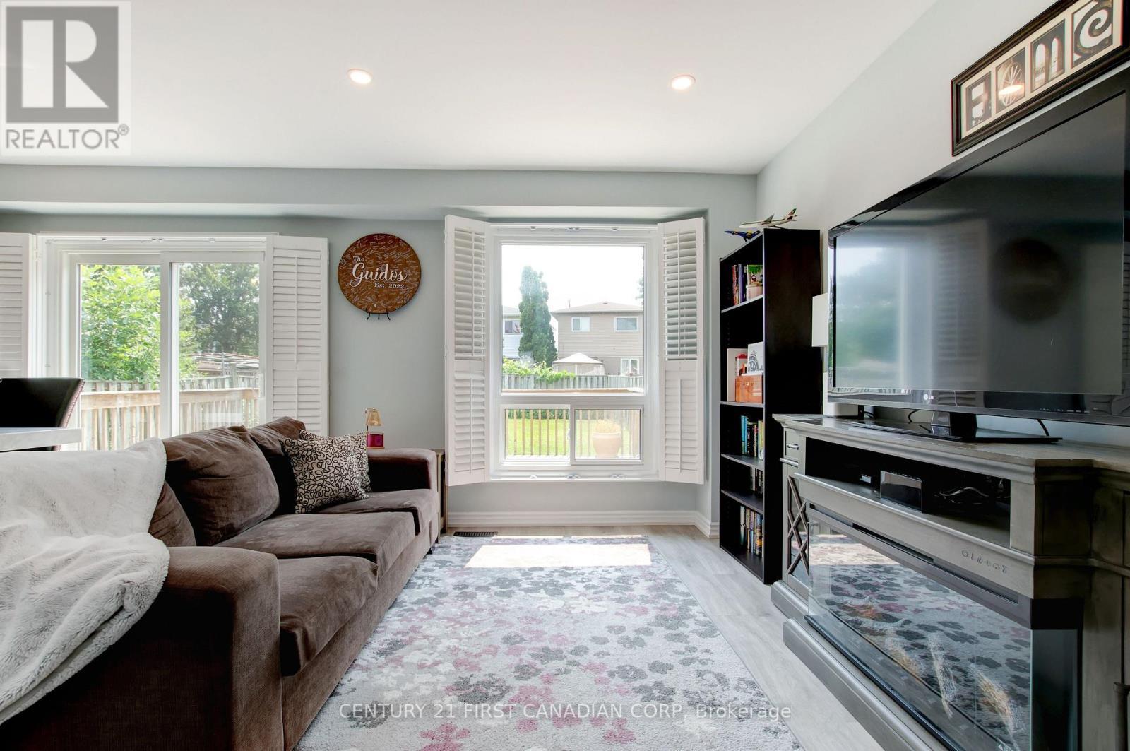 79 Newbridge Crescent, Brampton (Westgate), ON - Indoor Photo Showing Living Room