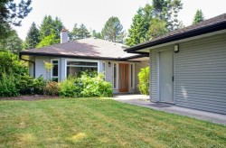 #6-4630 Lochside Dr Saanich, BC V8Y 2T1